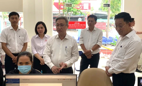 Phó bí thư Thành ủy TP.HCM Đặng Minh Thông khảo sát hoạt động tại phường Bình Trưng - Ảnh 1.