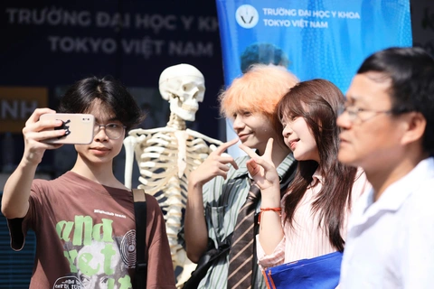 Mang đá quý đến Ngày hội lựa chọn nguyện vọng xét tuyển - Ảnh 10. Mang đá quý đến Ngày hội lựa chọn nguyện vọng xét tuyển - Ảnh 10.