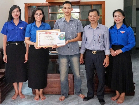 Tặng bằng khen cho thanh niên cứu cháu bé trước mũi tàu hỏa - Ảnh 1.