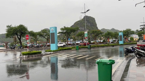Gió lớn kèm mưa đá trắng trời ở Quảng Ninh - Ảnh 2.