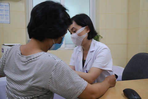 Bệnh nhân ung thư mừng rơn vì được lấy thuốc 3 tháng/lần - Ảnh 1.