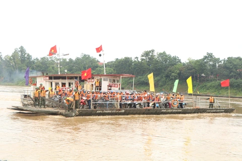 Nước sông Hồng chảy xiết, tạm dừng vận hành phà quân sự ở Phong Châu - Ảnh 1.