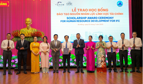 Đà Nẵng lập ban trù bị điều hành Trung tâm tài chính quốc tế, cử cán bộ qua Singapore đào tạo - Ảnh 2.