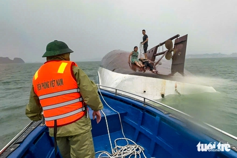 Ba mươi phút nghẹt thở cứu người mắc kẹt trên tàu Vịnh Xanh 58 bị lật - Ảnh 1.