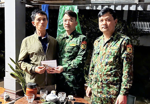 Chìm bè do dông lốc, 4 ngư dân may mắn được cứu - Ảnh 1.