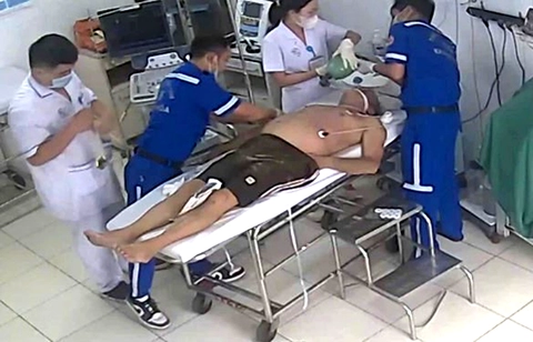 Nhân viên bảo vệ hỗ trợ cứu sống ngoạn mục người đàn ông bị ngưng tim ở bãi biển Nha Trang - Ảnh 1.