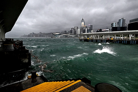 Hong Kong nâng cảnh báo bão Wipha lên mức cao nhất kể từ 2023 - Ảnh 1.