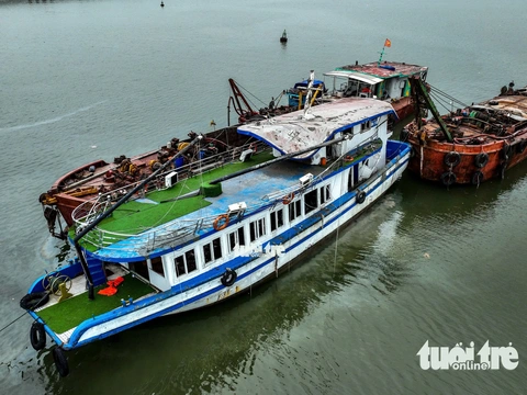 lật tàu - Ảnh 1.
