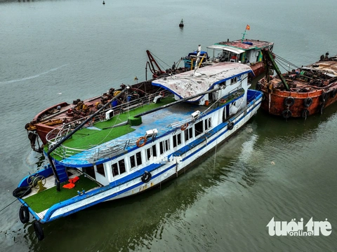 lật tàu - Ảnh 1.