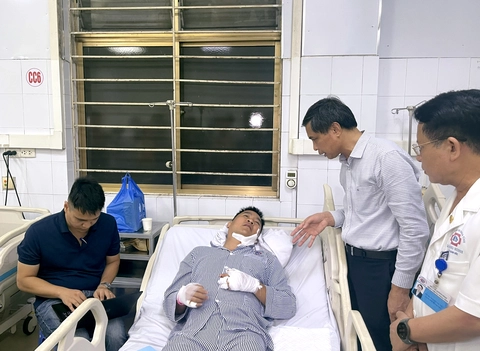 Chiến sĩ phòng cháy lặn khỏi khoang tàu Vịnh Xanh bị lật, được tàu đánh cá cứu ra sao? - Ảnh 1.