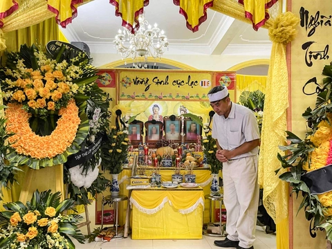 Lặng người trước 4 di ảnh của một gia đình trong vụ lật tàu trên vịnh Hạ Long - Ảnh 1.