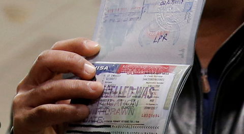 Mỹ tăng phí visa thêm 250 USD, ngành du lịch toàn cầu phản đối dữ dội - Ảnh 1.