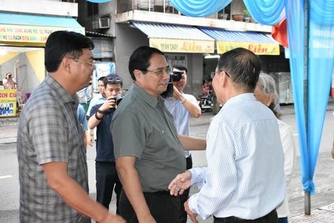 Thủ tướng Phạm Minh Chính thăm, tặng quà nhiều gia đình thương binh ở An Giang - Ảnh 1.