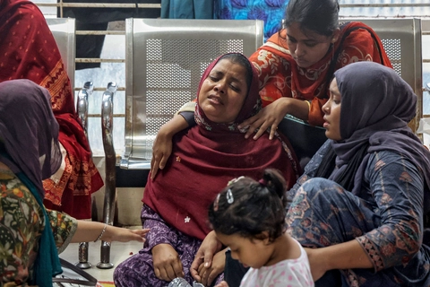 Máy bay huấn luyện rơi trúng trường học ở Bangladesh, ít nhất 19 người thiệt mạng - Ảnh 2.