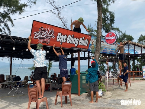Đưa 7.500 người dân lên bờ, giúp dân chằng chống nhà cửa trước bão số 3 Wipha - Ảnh 6.