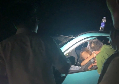 3 giờ nghẹt thở giải cứu cô gái bị thanh niên dùng dao khống chế trên taxi - Ảnh 1.