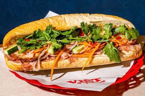 Mê bánh mì nhưng ghét rau mùi, ba du khách Hàn Quốc mặc áo để 'chia phe' - Ảnh 3. rau mùi - Ảnh 3.