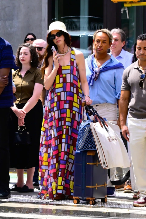 Gu thời trang sang chảnh của Anne Hathaway khi quay The Devil Wears Prada 2 - Ảnh 3. Anne Hathaway - Ảnh 3.