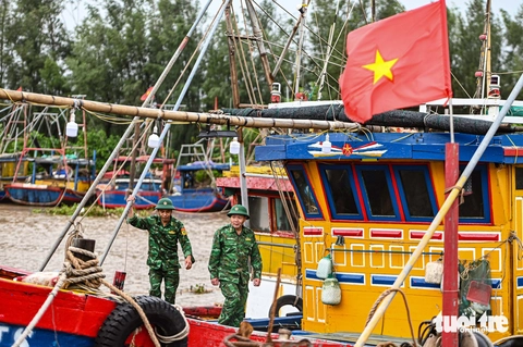 Trời ven biển Hưng Yên hửng nắng dù tâm bão áp sát, bộ đội biên phòng cảnh báo 'không chủ quan' - Ảnh 6.
