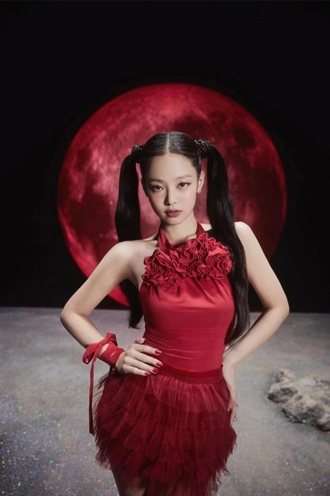 Hình ảnh ‘nổi loạn’ của Jennie thành tâm điểm - Ảnh 4.