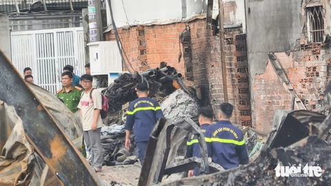 Cháy 400 mét vuông bãi phế liệu ở xã Bà Điểm - Ảnh 3.
