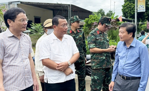 Nghệ An: Nước lũ chia cắt quốc lộ 7, ngập sâu hơn 1m - Ảnh 1.