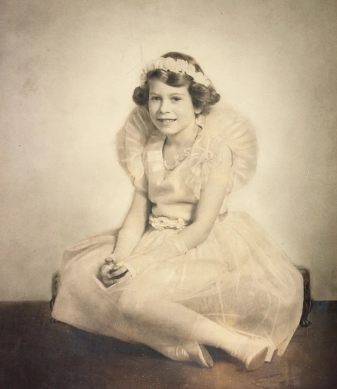 Triển lãm thời trang kỷ niệm 100 năm ngày sinh Nữ hoàng Elizabeth II - Ảnh 2. Nữ hoàng Elizabeth - Ảnh 2.