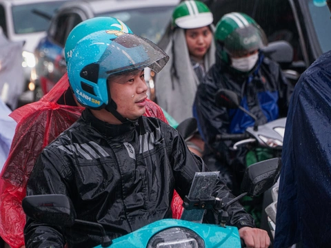 Lãnh đạo Hà Nội: Chuyển đổi phương tiện giao thông 'xanh' là nhiệm vụ cấp thiết - Ảnh 1.