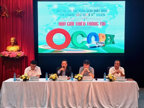 'Tranh thêu tơ sen bán 2 triệu lãi lắm rồi, chúng tôi động viên sao không nghĩ bán giá 20 triệu?' - Ảnh 1.
