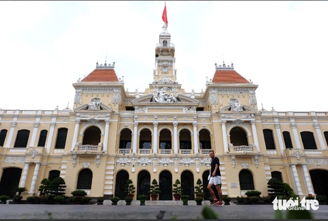 Từ 26-7, TP.HCM cấm nhiều loại xe đi vào đường Lê Thánh Tôn trước UBND TP.HCM - Ảnh 1.