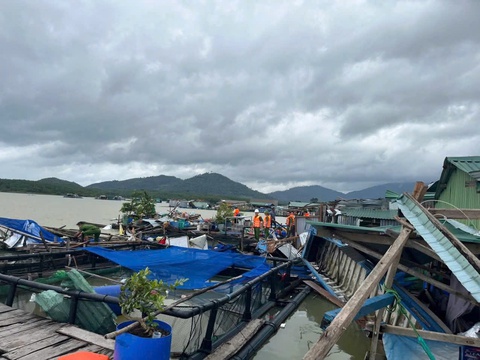 Mưa dông, lốc lớn khiến hàng loạt nhà dân ở các xã biên giới qua miền Trung tốc mái- Ảnh 1. dông lốc - Ảnh 1.