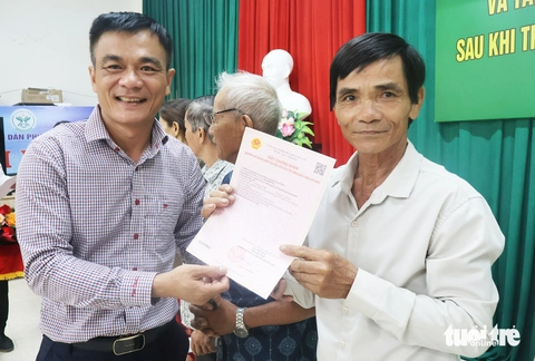 Cầm 7 sổ đỏ được phường cấp, cụ ông mừng vui ra mặt - Ảnh 1.