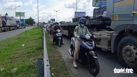 Cầu Cần Thơ liên tục kẹt xe do tai nạn giao thông - Ảnh 4.