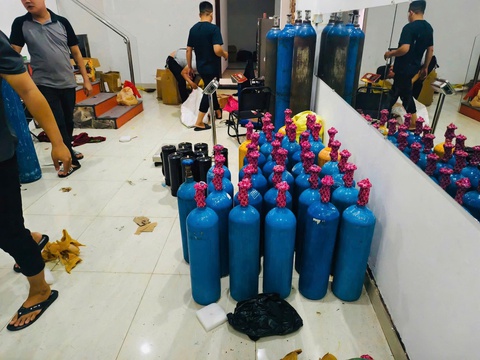 Đà Nẵng: Bắt giữ hai đối tượng vận chuyển 163 bình khí cười - Ảnh 2.