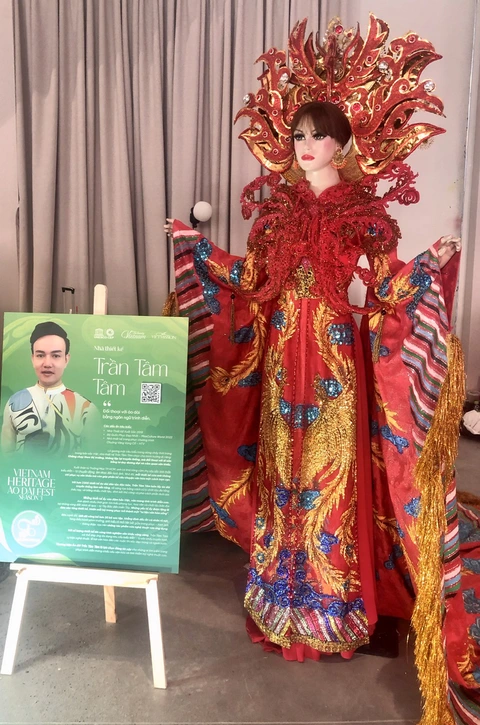Ngắm áo dài của cố ca sĩ Phi Nhung tại Vietnam Heritage Áo dài Fest - Ảnh 2. áo dài - Ảnh 2.