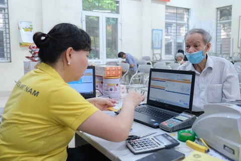 Tháng 8, người nhận lương hưu, trợ cấp bảo hiểm bằng tiền mặt sẽ được mở tài khoản ngân hàng - Ảnh 1.