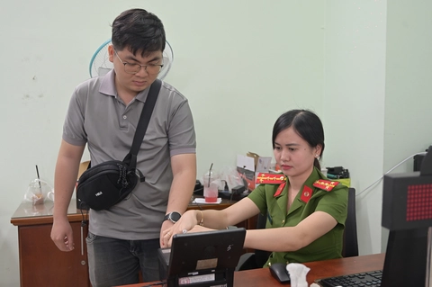 Người dân có thể mua vé máy bay, thanh toán tiền điện, nước qua VNeID - Ảnh 1.