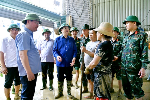Phó thủ tướng Mai Văn Chính thăm bà con vùng lũ Nghệ An: 'Tính mạng con người là trên hết' - Ảnh 1.
