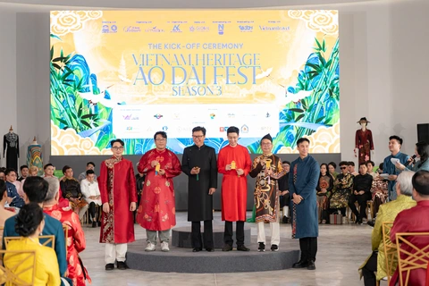 Ngắm áo dài của cố ca sĩ Phi Nhung tại Vietnam Heritage Áo dài Fest - Ảnh 3. áo dài - Ảnh 3.