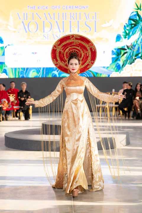 Ngắm áo dài của cố ca sĩ Phi Nhung tại Vietnam Heritage Áo dài Fest - Ảnh 4. áo dài - Ảnh 4.