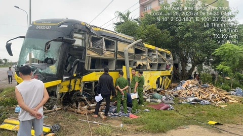 Xe khách đi từ Hà Nội bị lật ở Hà Tĩnh khiến 9 người chết, nhiều người bị thương - Ảnh 2. xe khách - Ảnh 2.