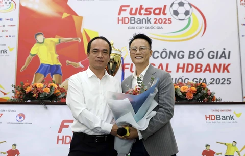 Ca sĩ Hoàng Bách có hành động đặc biệt với futsal Việt Nam - Ảnh 1.