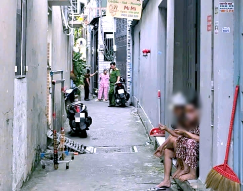 Điều tra vụ vali chứa thi thể, vứt trong hẻm ở phường Thạnh Mỹ Tây - Ảnh 1.