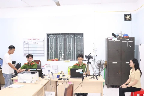 Cán bộ công an phường tăng ca đêm làm căn cước cho dân - Ảnh 1.