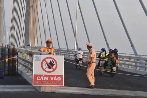 Người dân bất chấp lệnh cấm, chui rào lên cầu Rạch Miễu 2 chụp ảnh - Ảnh 1.