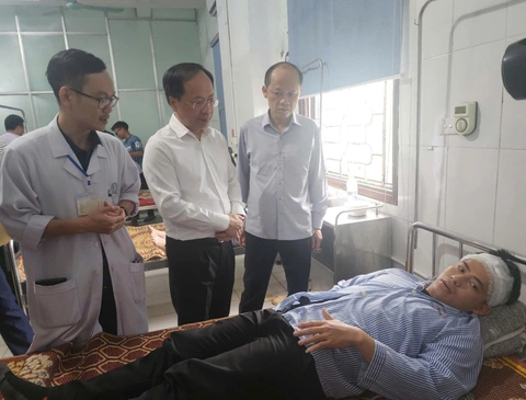 Xe khách đi từ Hà Nội bị lật ở Hà Tĩnh khiến 9 người chết, nhiều người bị thương - Ảnh 4. xe khách - Ảnh 3.