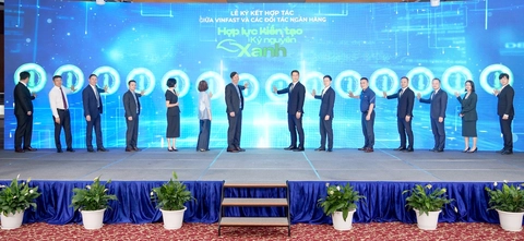 VinFast bắt tay 12 ngân hàng hỗ trợ người dân Hà Nội chuyển sang xe điện - Ảnh 1. VinFast - Ảnh 1.