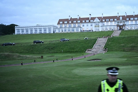 Ông Trump tới Scotland đánh golf, hàng trăm người dân xuống đường biểu tình - Ảnh 2.
