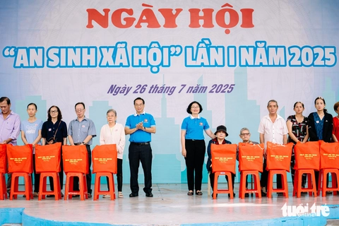 Được cắt tóc, khám bệnh miễn phí trong Ngày hội An sinh xã hội phường Chợ Lớn - Ảnh 1.
