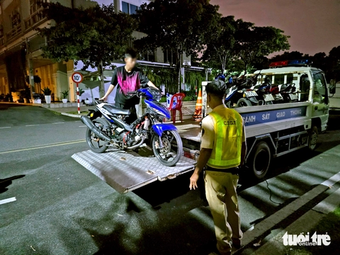 CSGT xuyên đêm 'vây ráp' nhóm chạy xe độ pô, lạng lách trong khu đô thị Sala - Ảnh 1.